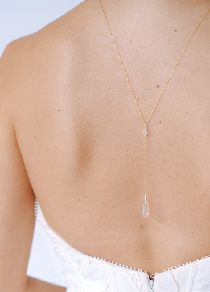 "Léana" collier de dos avec pendentif bijou en cristal