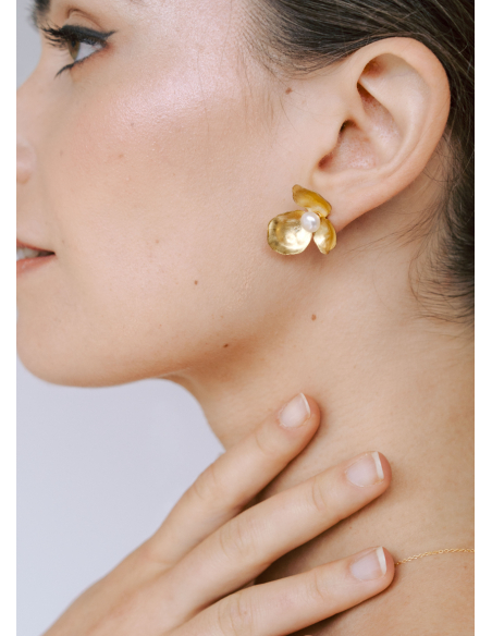 Clous d'oreilles "Gisèle" avec fleurs et perles d'eau douce