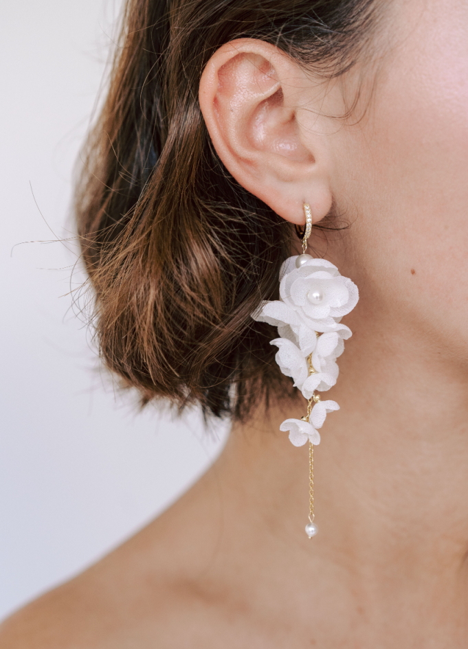 Boucles d'oreilles "Sofia" avec fleurs en soie et perles nacrées