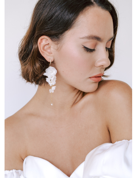 Boucles d'oreilles "Sofia" avec fleurs en soie et perles nacrées