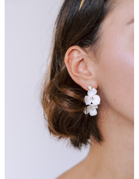 Boucles d'oreilles mariée "Romy" avec fleurs aspects porcelaine