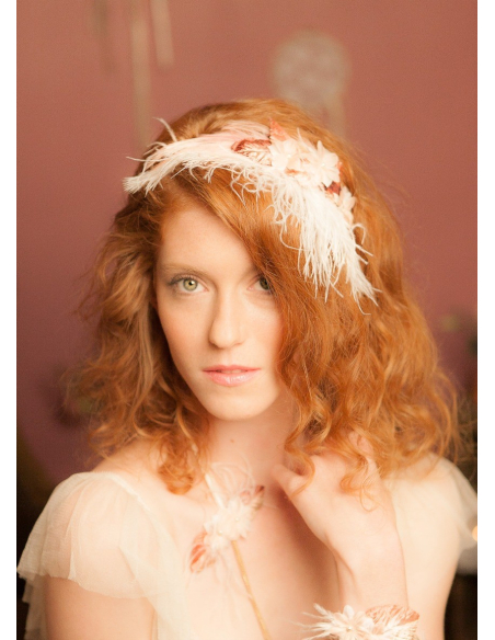 "Douceur" Serre tête avec fleurs de soie, feuillages et plumes 