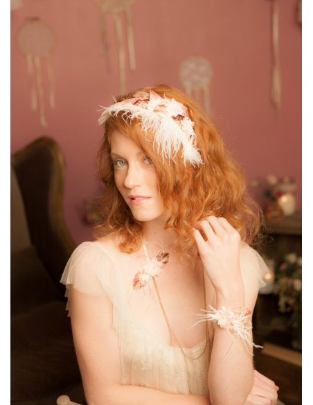 "Douceur" Serre tête avec fleurs de soie, feuillages et plumes 