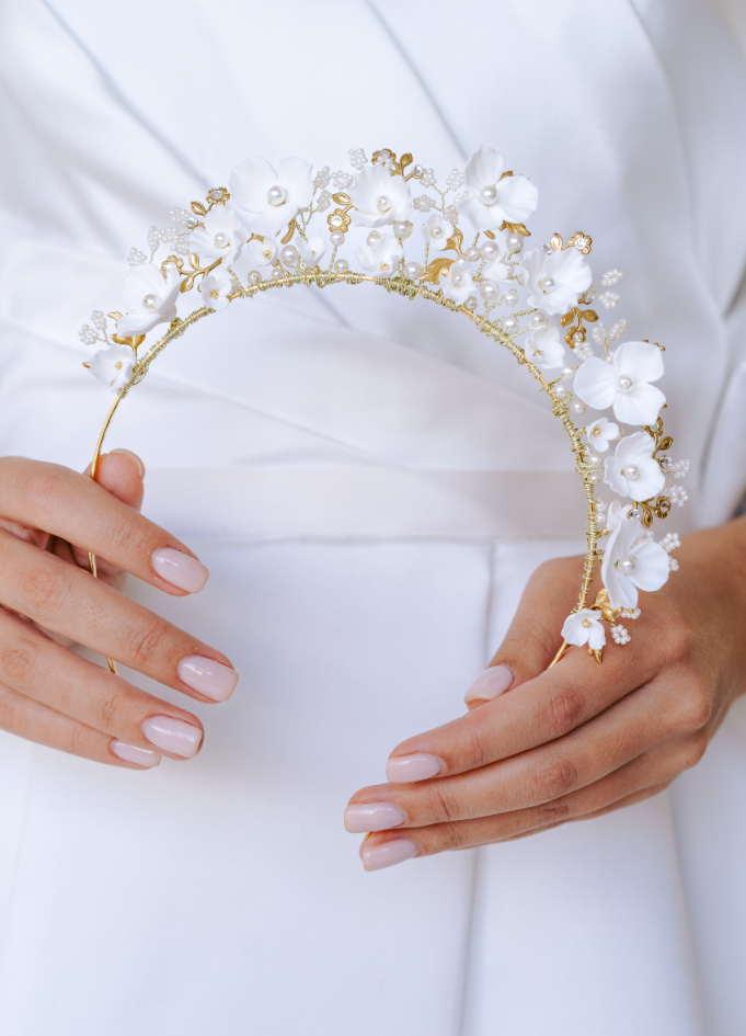 Couronne coiffure mariage "Romy" avec fleurs porcelaine et cristaux