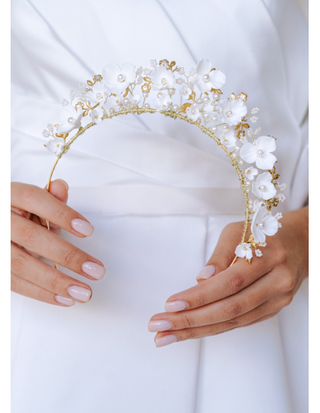 Couronne coiffure mariage "Romy" avec fleurs porcelaine et cristaux