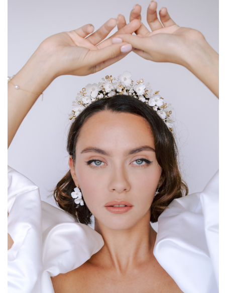 Couronne coiffure mariage "Romy" avec fleurs porcelaine et cristaux