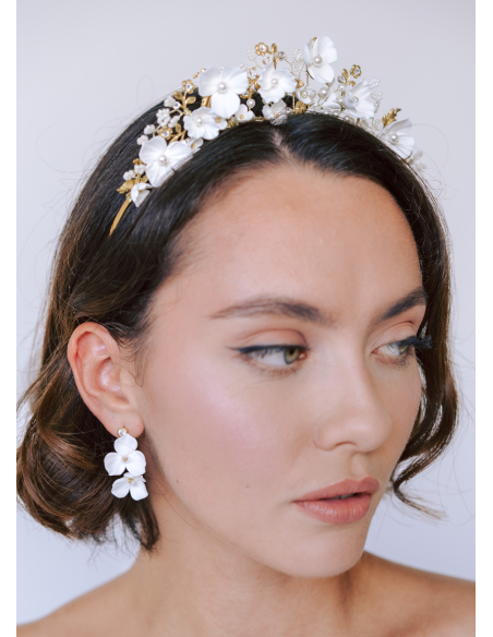 Couronne coiffure mariage "Romy" avec fleurs porcelaine et cristaux