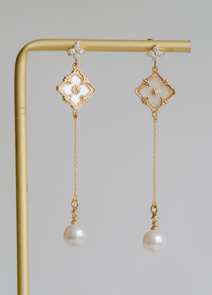 Boucles d'oreilles pendantes "Ofelia" avec perles rondes