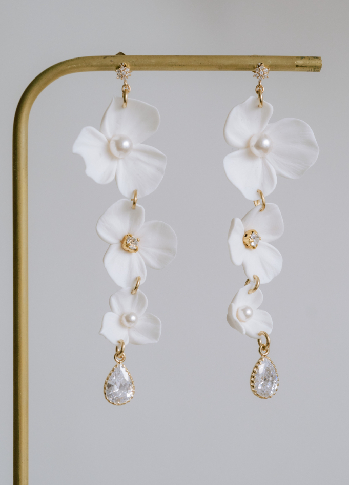 Boucles d'oreilles mariée "Mia" avec fleurs aspects porcelaine