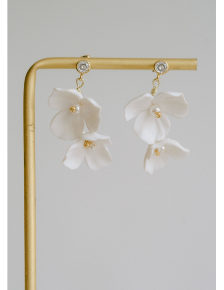 Boucles d'oreilles mariée "Romy" avec fleurs aspects porcelaine