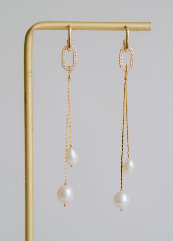 Boucles d'oreilles mariée "Sandy" pendantes avec perles d'eau douce