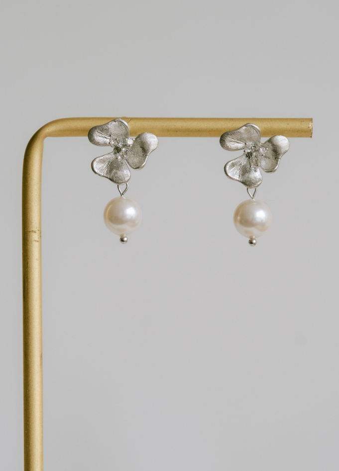 Boucles d'oreilles mariée "Inès" avec perles nacrées et fleurs