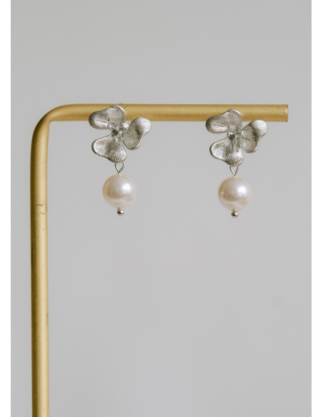 Boucles d'oreilles mariée "Inès" avec perles nacrées et fleurs