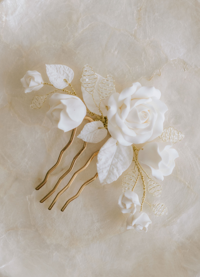 Peigne mariée "Rosalie" avec fleurs, feuillages et cristaux