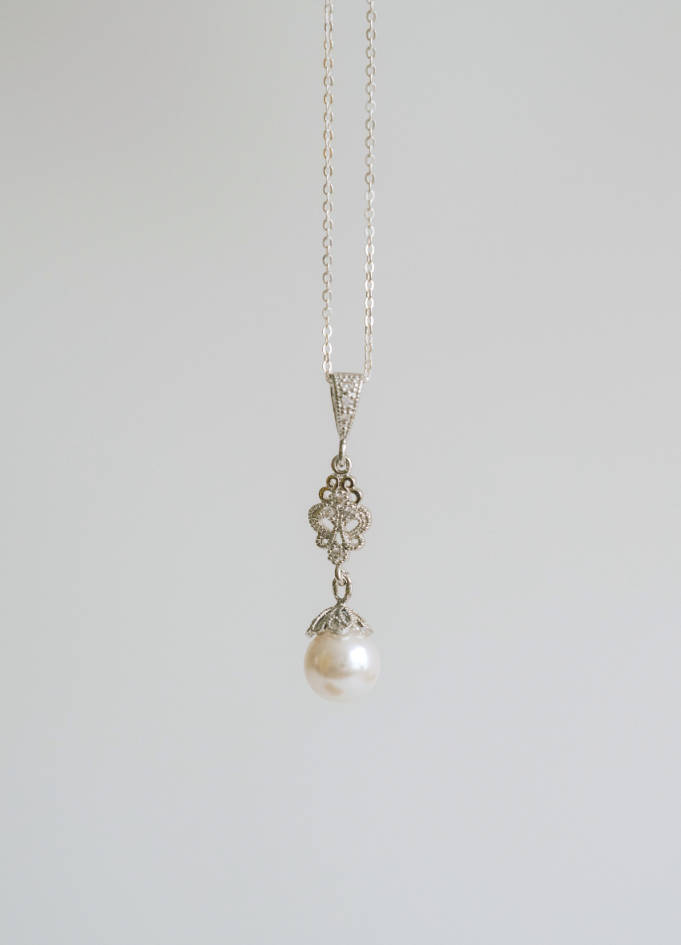 "Clélie" collier de mariée avec pendentif rétro et perle