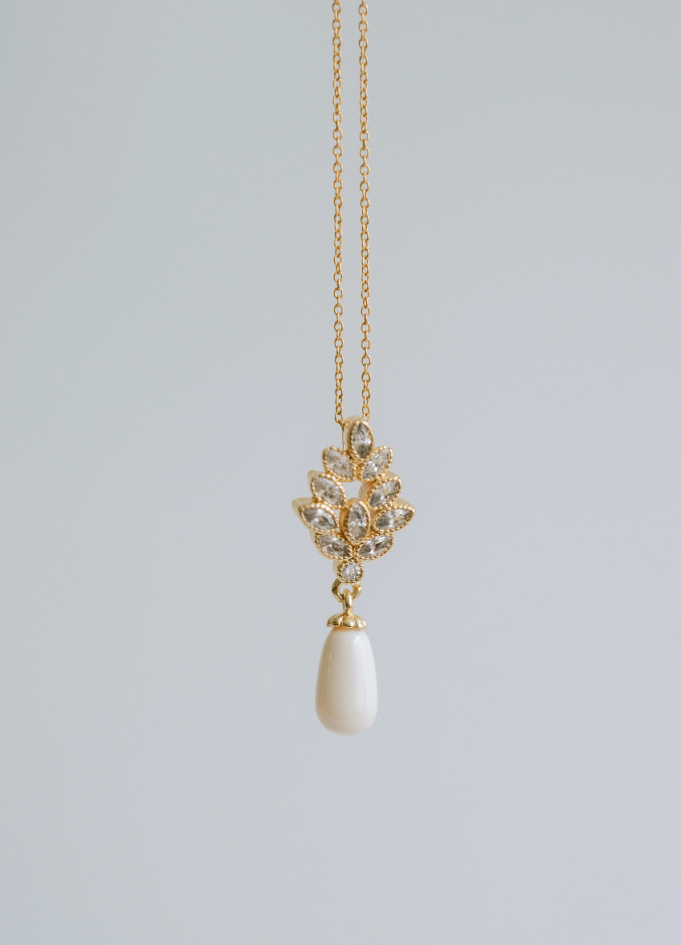 "Caliopée" collier de mariée avec pendentif nacré et serti rétro