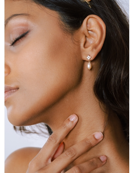 Boucles d'oreilles mariée "Aurora" petites et discrètes avec perles d'eau douce