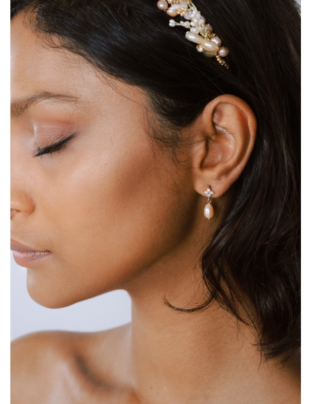 Boucles d'oreilles mariée "Aurora" petites et discrètes avec perles d'eau douce