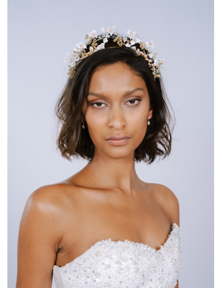 Couronne coiffure mariage "Aurora" avec fleurs porcelaine et perles eau douce