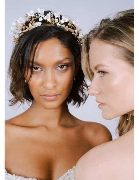 Couronne coiffure mariage "Aurora" avec fleurs porcelaine et perles eau douce