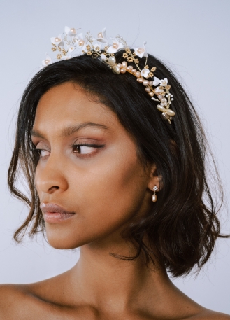 Couronne coiffure mariage "Aurora" avec fleurs porcelaine... 2