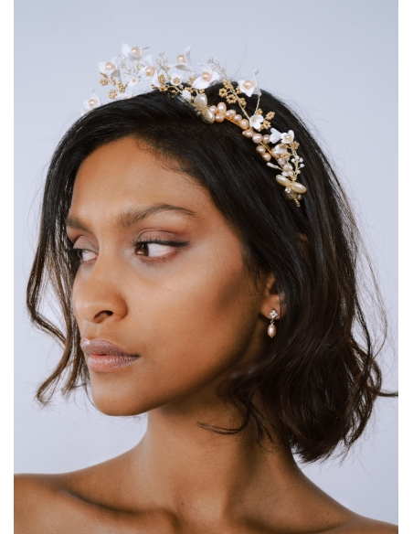 Couronne coiffure mariage "Aurora" avec fleurs porcelaine et perles eau douce