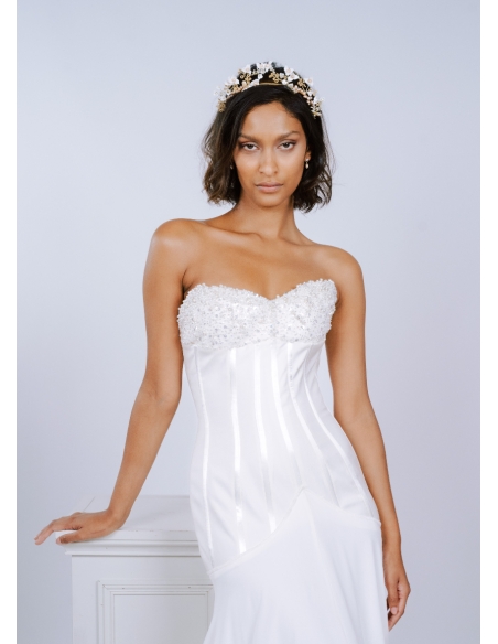 Couronne coiffure mariage "Aurora" avec fleurs porcelaine et perles eau douce