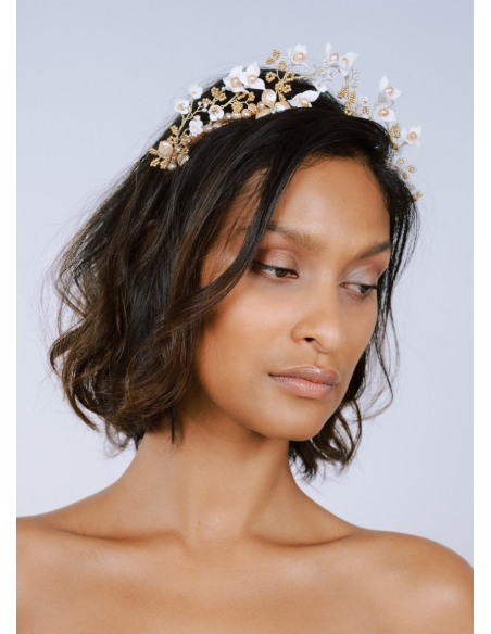 Couronne coiffure mariage "Aurora" avec fleurs porcelaine et perles eau douce