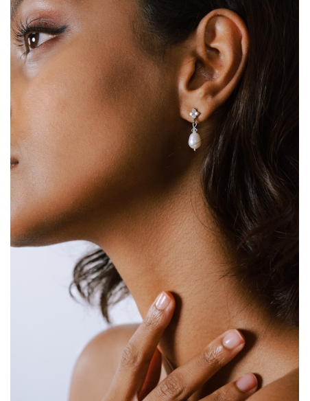 Boucles d'oreilles mariée "Lyana" petites et discrètes avec perles d'eau douce