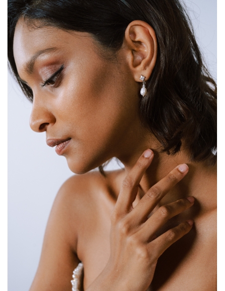 Boucles d'oreilles mariée "Lyana" petites et discrètes avec perles d'eau douce