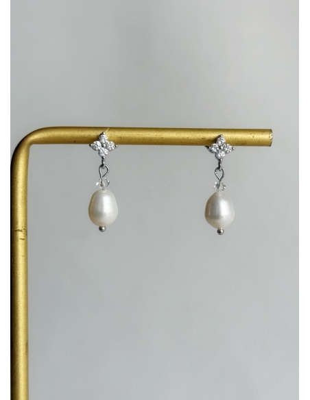 Boucles d'oreilles mariée "Lyana" petites et discrètes avec perles d'eau douce