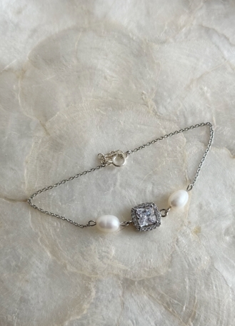 Bracelet mariage "Lya" avec sertis carré rétro et perles 2