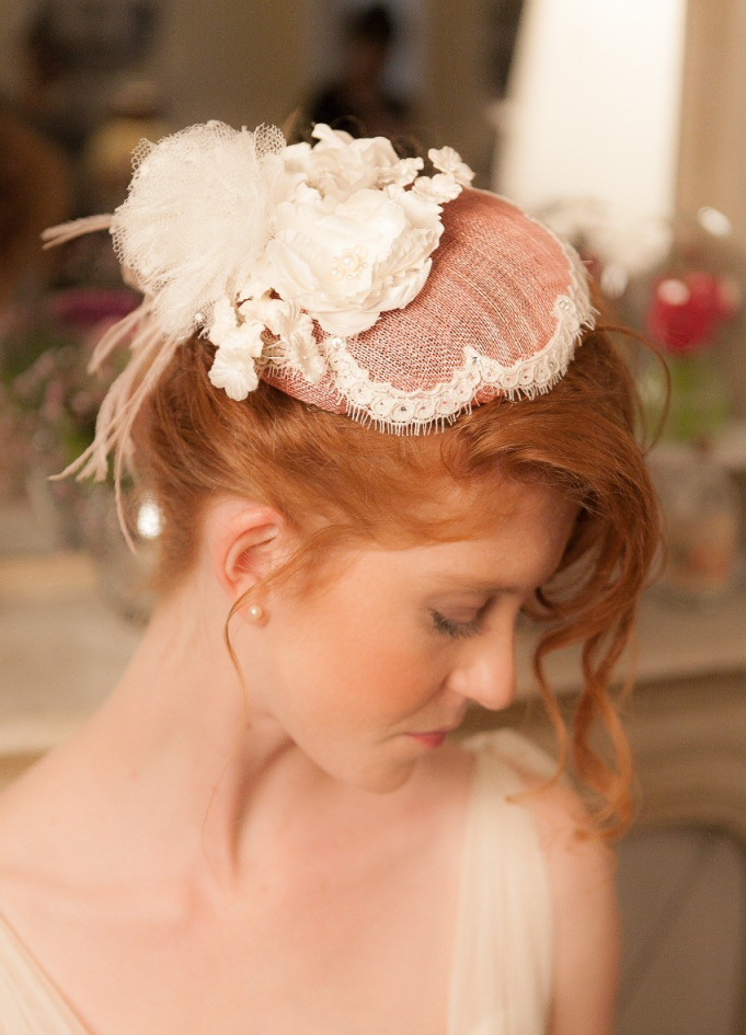 Bibi mariée XXL "Marie-Louise" avec fleurs, dentelle et plumes