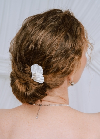 "Mathilde" pic à chignon avec cristaux et pétales blanc...