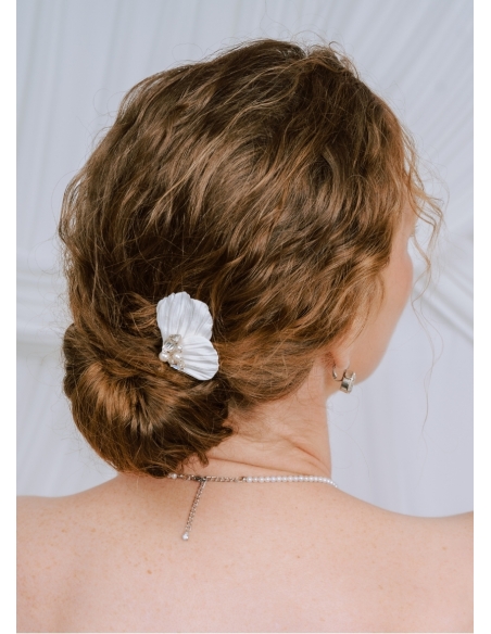 "Mathilde" pic à chignon avec cristaux et pétales blanc pour votre coiffure de mariée