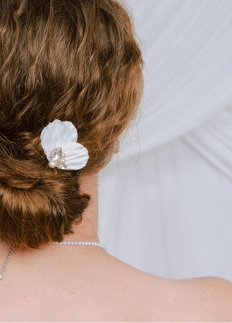 "Mathilde" pic à chignon avec cristaux et pétales blanc... 2