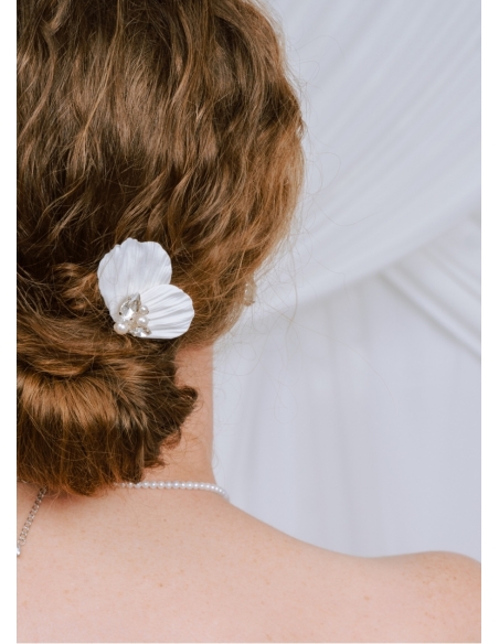 "Mathilde" pic à chignon avec cristaux et pétales blanc pour votre coiffure de mariée