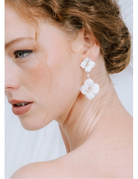 Boucles d'oreilles mariée "Adélie" avec fleurs aspects porcelaine