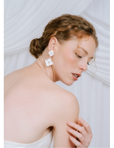 Boucles d'oreilles mariée "Adélie" avec fleurs aspects porcelaine