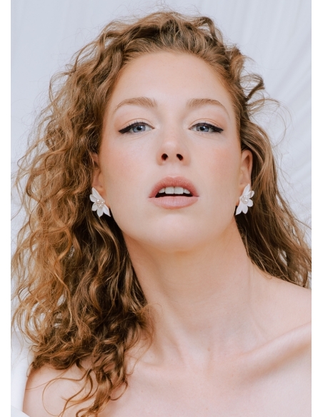 Clous d'oreilles "Livia" avec fleurs aspect porcelaine