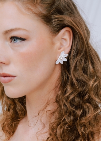 Clous d'oreilles "Livia" avec fleurs aspect porcelaine