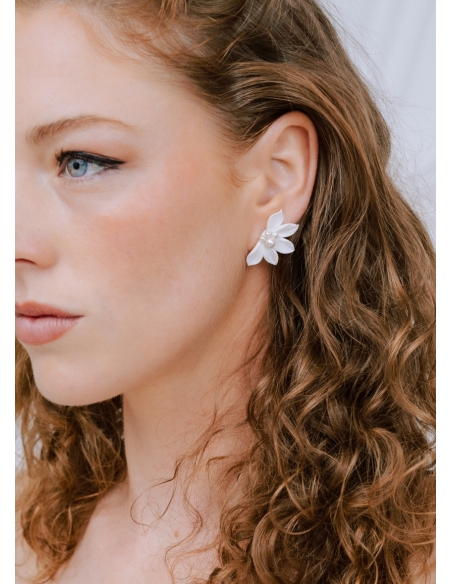Clous d'oreilles "Livia" avec fleurs aspect porcelaine