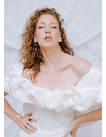 Clous d'oreilles "Livia" avec fleurs aspect porcelaine