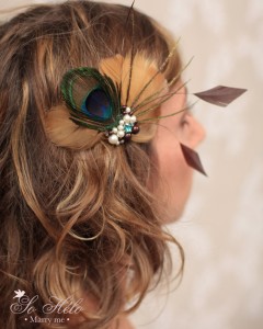 accessoire cheveux mariage rétro avec plumes de paon, perles et cristaux