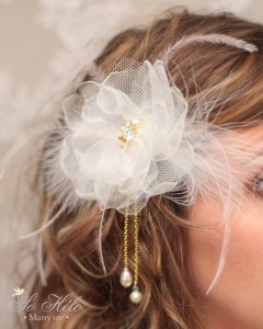 accessoire cheveux mariée bohème marie avec fleurs faite main en organza, plumes, perles et cristaux