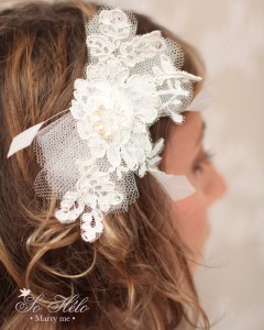 accessoire cheveux de mariée en dentelle de Calais avec plumes, perles et tulle