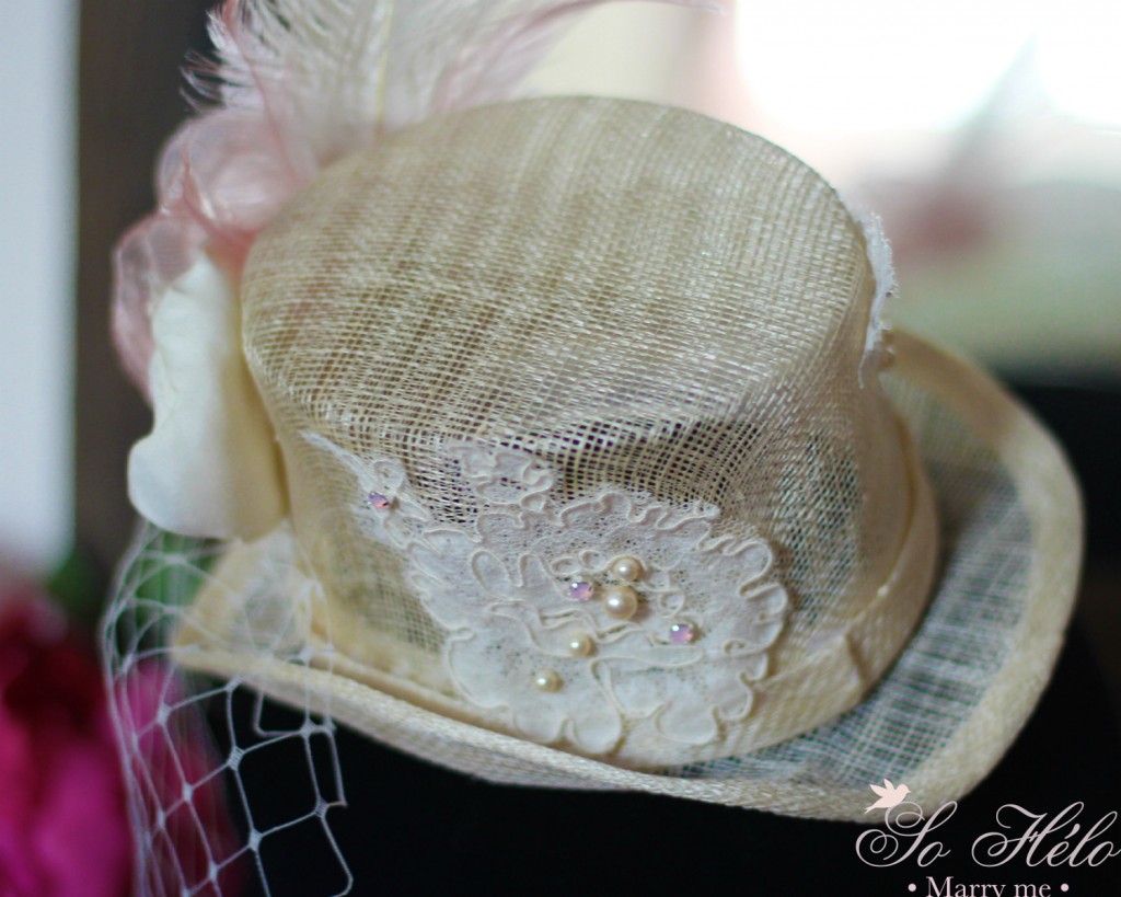 détails chapeau de mariage avec dentelle de Calais brodée