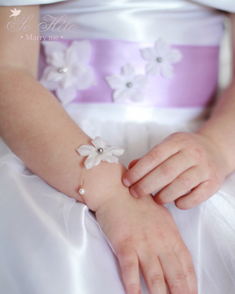 bracelet enfant avec petite fleur de soie et perle