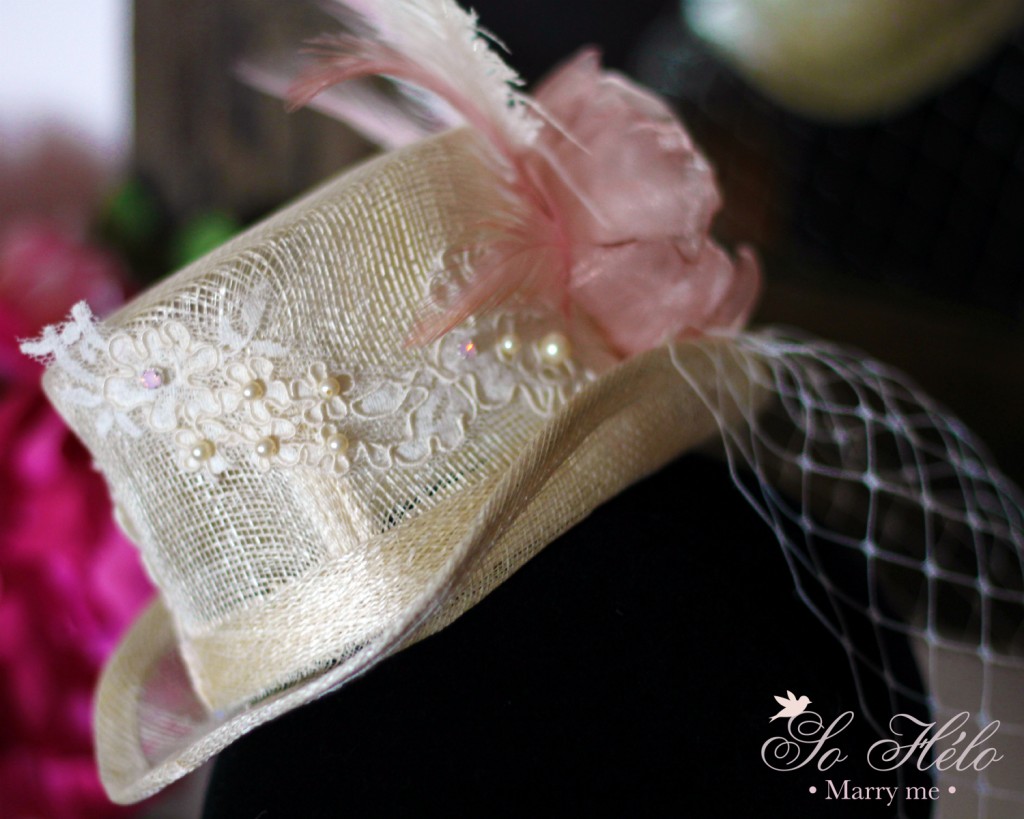 Détail dentelle de calais brodée sur chapeau de mariage rétro avec voilette