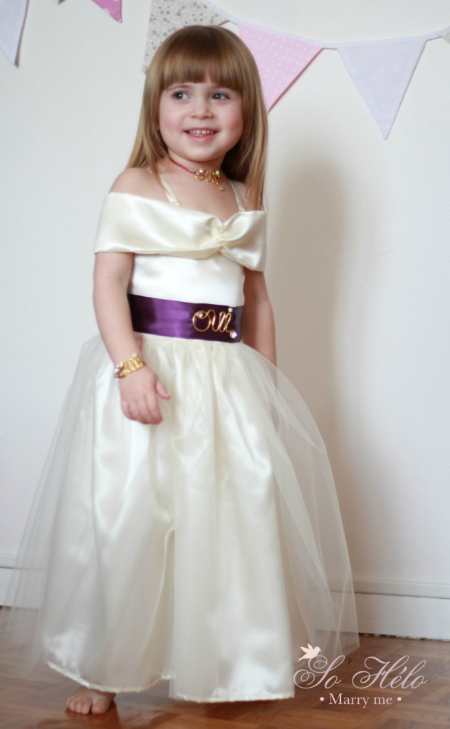 Robe de cortège avec ceinture oui , bracelet oui et collier oui pour enfant